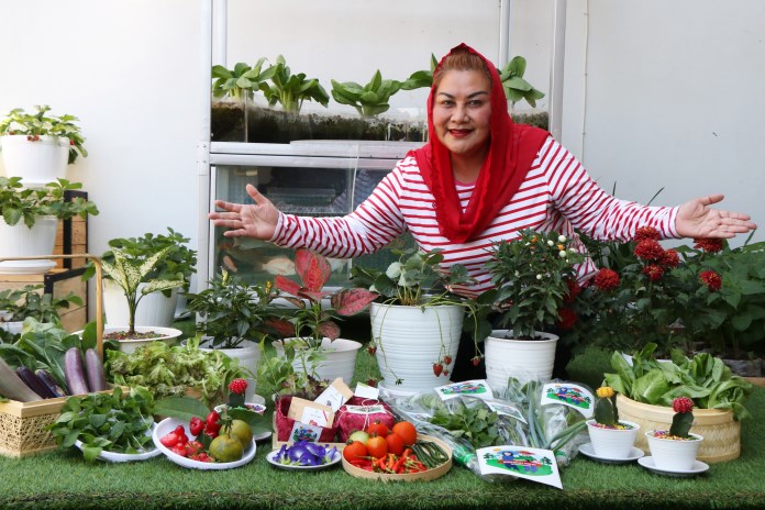 Wakil Wali Kota Semarang Hevearita Gunaryanti Rahayu melakukan panen raya dari tanaman di sekeliling rumah pribadinya. (NUR CHAMIM/JAWA POS RADAR SEMARANG)