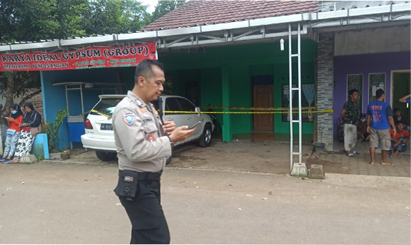 Petugas Kepolisian dari Polsek Gunungpati dan Polrestabes Semarang melakukan olah tempat kejadian perkara di rumah korban. (M Haryanto/Jawa Pos Radar Semarang)