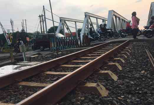 Palang pintu rel KA di Pasar Kokrosono yang diyakini masyarakat sebagai tempat wingit. (EKO WAHYU BUDIYANTO/JAWA POS RADAR SEMARANG)