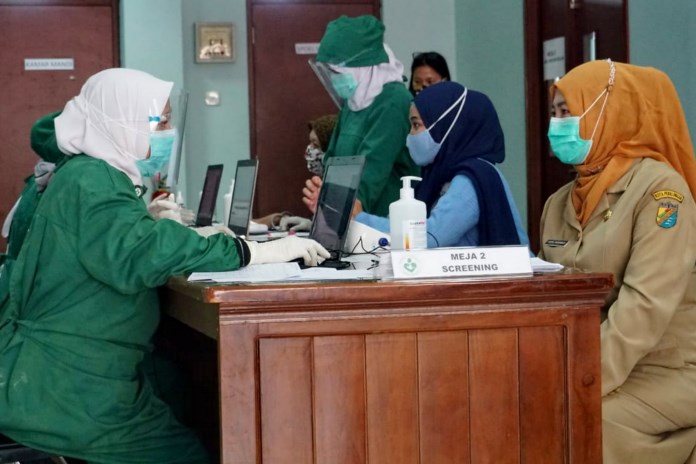 Sebelum di suntik vaksin, peserta melakukan skrining untuk mengetahui kondisinya layak atau tidak untuk vaksin, di kantor Dinkominfo Kota Pekalongan, Senin (8/3/2021). (Lutfi Hanafi/Jawa Pos Radar Semarang)