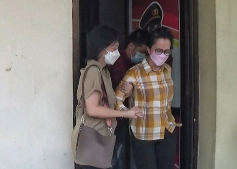 Meliana Widjaja digandeng dua anaknya, Tommy Widjaja, dan Olivia Grace, saat keluar dari ruang pemeriksaan Satreskrim Polrestabes Semarang. (M HARIYANTO/JAWA POS RADAR SEMARANG)