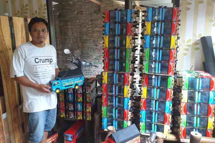 BERTAHAN: Wahid Isrodin menunjukkan miniatur truk oleng yang siap dikirim ke pemesannya. (ROFIK SYARIF G P/RADAR KEDU)