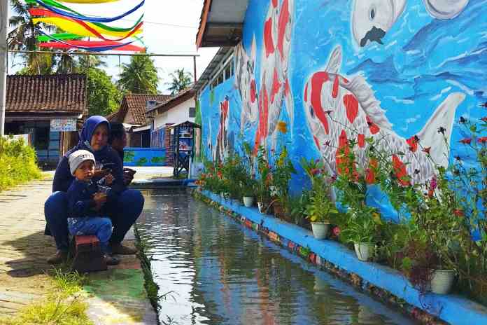 Objek wisata Lepen Shumong di Dusun Ngrajek 1, Desa Ngrajek, Mungkid, Magelang yang ramai dikunjungi warga.(RIRI RAHAYUNINGSIH/JAWA POS RADAR SEMARANG)