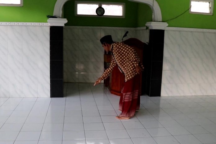 Warga menunjukkan lokasi saat korban Muhndori dan istrinya, Trimah, dbacok tersangka Mundari. (TABAH RIYADI/JAWA POS RADAR SEMARANG)