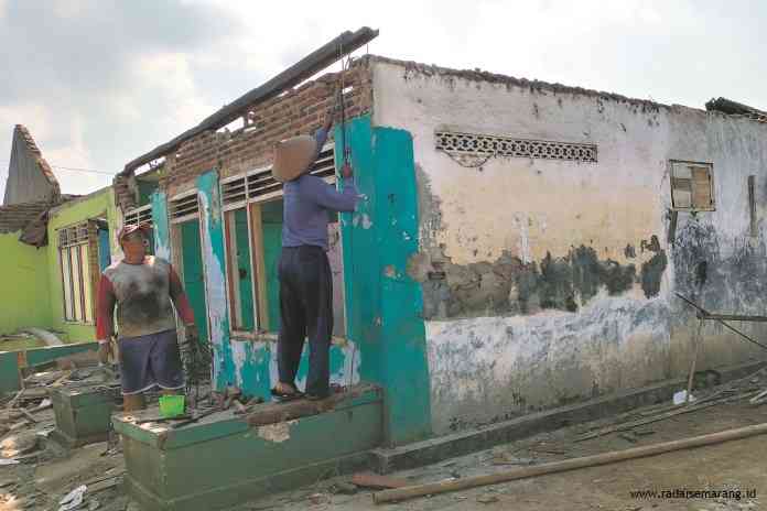 Warga penghuni eks pangkalan truk Banyuputih melakukan pembongkaran mandiri. (RIYAN FADLI/JAWA POS RADAR SEMARANG)
