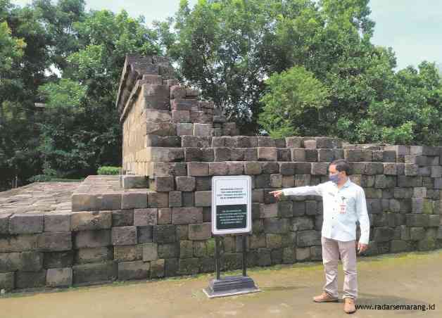 Empat panel relief Karmawibhangga yang bisa dilihat dan tidak tertutup batu di sisi tenggara Candi Borobudur. (LUQMAN SULISTIYAWAN /JAWA POS RADAR SEMARANG)