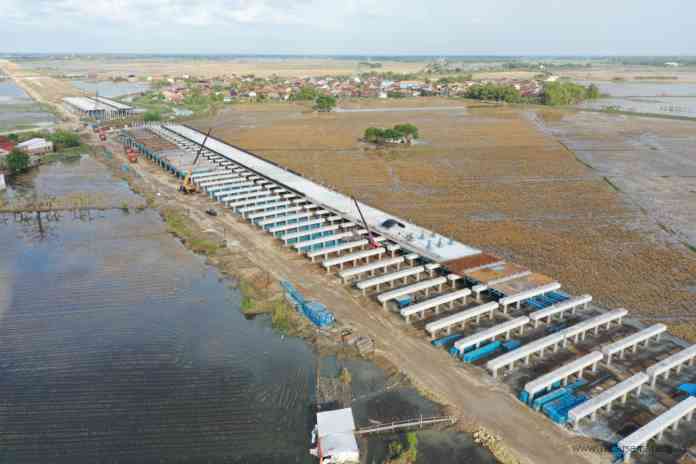 Progres pembangunan jalan tol di wilayah Desa Batu, Kecamatan Karangtengah. (WAHIB PRIBADI/JAWA POS RADAR SEMARANG)