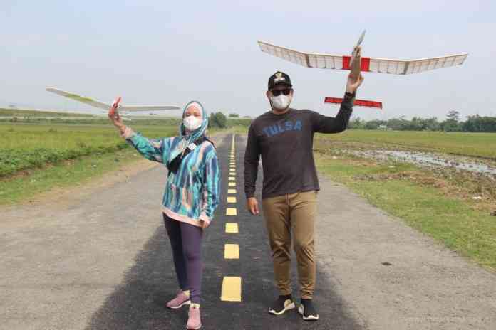 Bupati Kendal Dico M Ganinduto bersama istri, Wynne Frederica saat akan menerbangkan aeromodelling di Desa Sumbersari. (BUDI SETIYAWAN/JAWA POS RADAR SEMARANG)