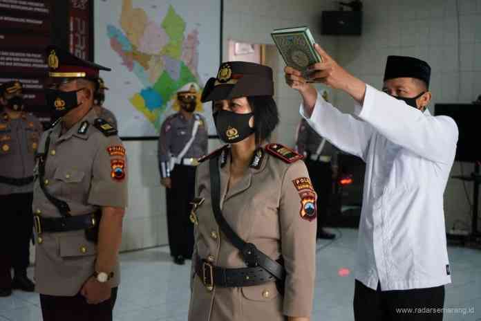 AKP Jati Riwi mengambil sumpah jabatan dalam serah terima jabatan Kamis (8/4/2021) di ruang PPKO Mapolres Magelang Kota. (ROFIK SYARIF G P/JAWA POS RADAR SEMARANG)
