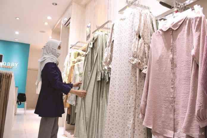 Baju tren Lebaran 2021 dengan motif print dan warna pastel. (PUPUT PUSPITASARI/JAWA POS RADAR SEMARANG)Baju tren Lebaran 2021 dengan motif print dan warna pastel. (PUPUT PUSPITASARI/JAWA POS RADAR SEMARANG)