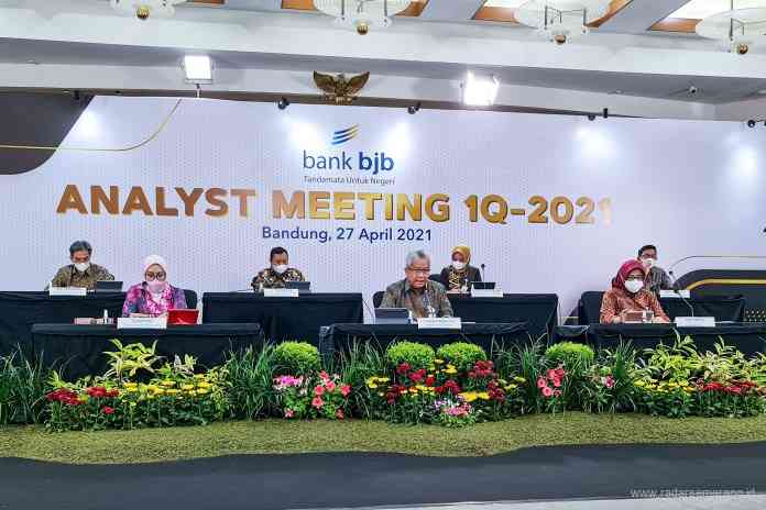 Direktur Utama bank bjb Yuddy Renaldi memaparkan kinerja bank bjb pada triwulan I/2021 saat Analyst Meeting 1Q-2021yang digelar di Bandung. (Istimewa)