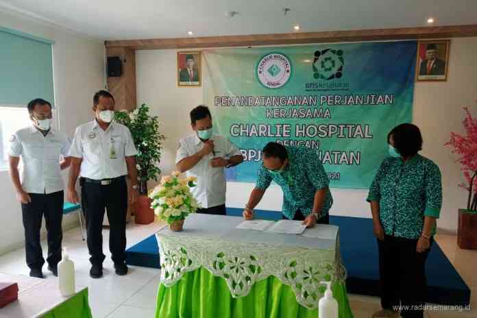 Direktur RS Charlie Hospital, dr. M Riza Setyawan menandatangani MOu dengan BPJS Kesehatan. (Sulistiono/Jawa Pos Radar Semarang)