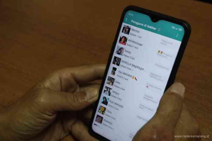 Aplikasi MiChat banyak dimanfaatkan para perempuan penjaja seks menggaet para pria hidung belang. (NURCHAMIM/JAWA POS RADAR SEMARANG)