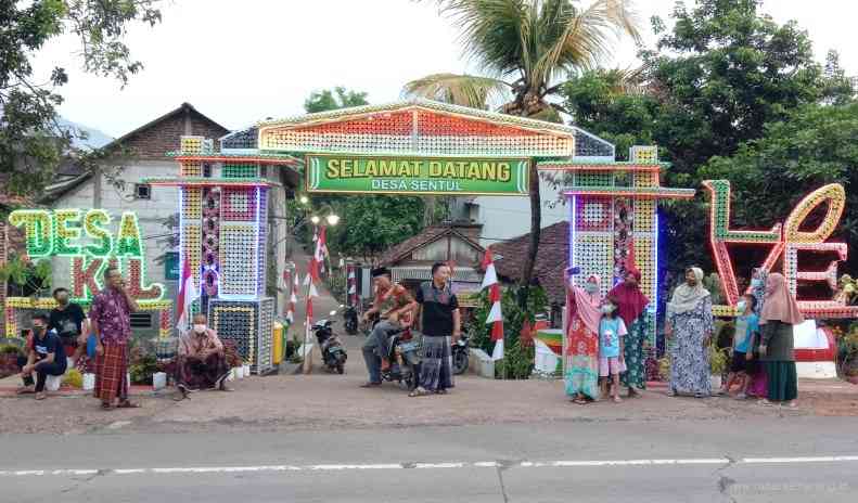 Gapura Ecobrick Desa Sentul semarak barmandikan cahaya lampu di malam hari. (RIYAN FADLI/JAWA POS RADAR SEMARANG)