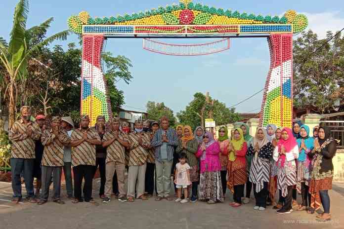 Gapura Ecobrick desa Yosorejo berdiri megah berkonsep tradisional dan kearifan lokal. (Istimewa)
