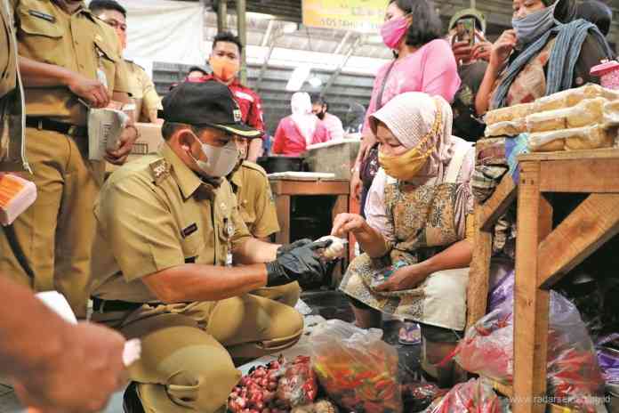 Bupati Semarang Ngesti Nugraha sidak harga pangan jelang ramadhan di Pasar Bandarjo, Senin (12/4/2021). (Maria Novena/Jawa Pos Radar Semarang)