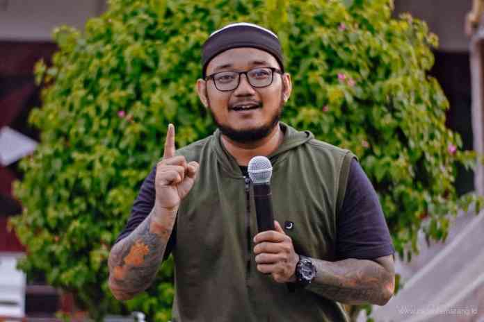 Aji PJ ketika sharing pengalaman religi dan motivasi kepada orang yang ingin bertaubat. (Istimewa)