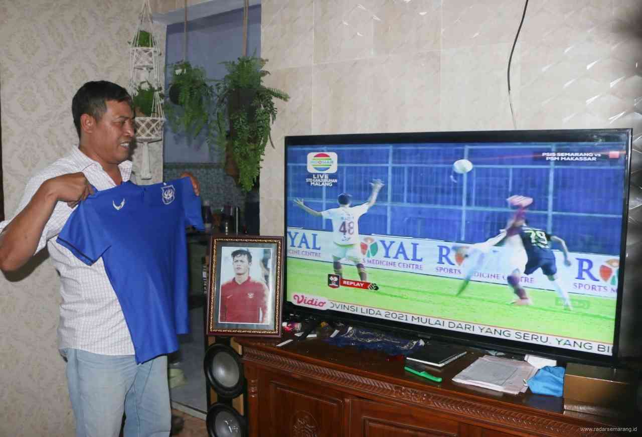 Puguh Santosa memberikan dukungan bagi anak bungsunya saat laga PSIS Semarang versis PSM Makassar, tadi malam. (NUR CHAMIM/JAWA POS RADAR SEMARANG)