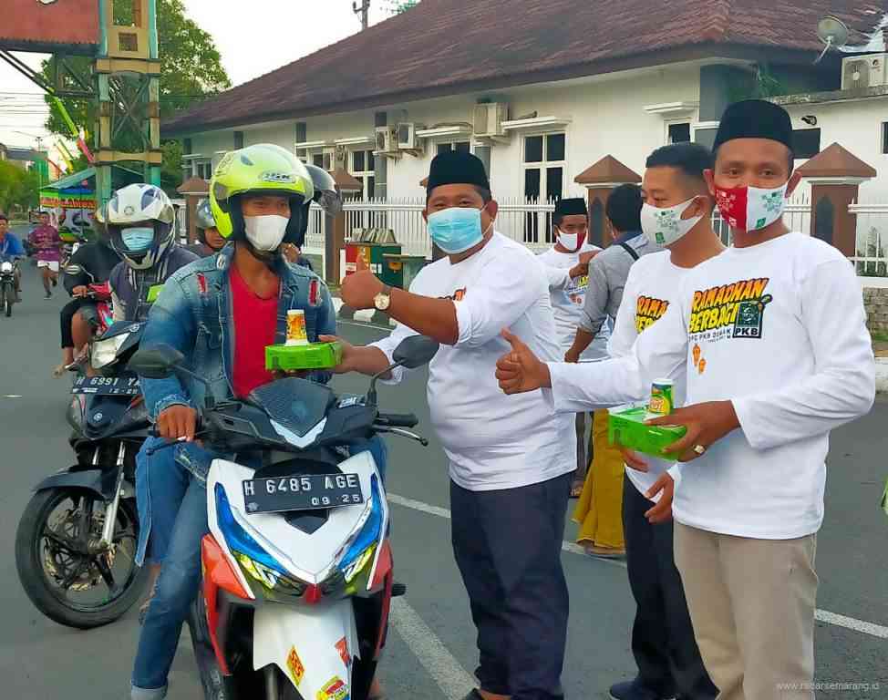 Ketua DPC PKB Demak Zayinul Fata bersama jajaran pengurus membagi takjil kepada warga di Alun Alun Kota Demak Minggu (18/4/2021) (Wahib Pribadi/Jawa Pos Radar Semarang)