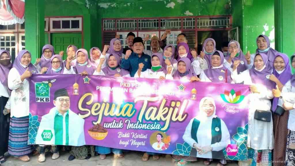 Ketua DPC PKB Zayinul Fata bersama ibu ibu perempuan bangsa bersiap membagi takjil kepada masyarakat. (Wahib Pribadi/Jawa Pos Radar Semarang)