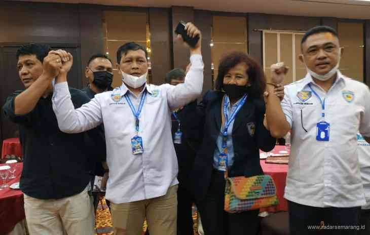 Frit Yohanes (kiri) terpilih menjadi Ketua IMI Jateng periode 2021-2024 pada Musprov yang berlangsung di Kota Semarang Sabtu (10/4/2021). (NURWAHIDI/JAWA POS RADAR SEMARANG)