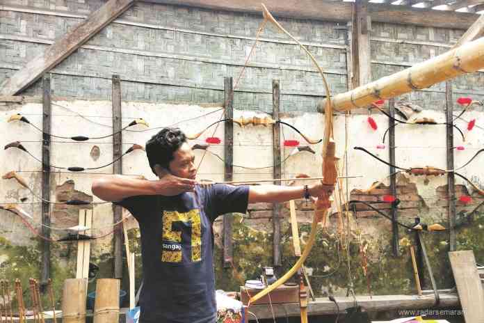 Triyono menunjukkan jemparing bikinannya yang dipesan dari konsumen luar kota. (RIRI RAHAYU/JAWA POS RADAR SEMARANG)
