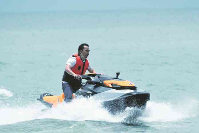 Bupati Batang Wihaji mencoba jetski di pantai Sigandu Batang. (RIYAN FADLI/JAWA POS RADAR SEMARANG)