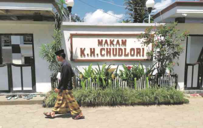 Para peziarah sedang berjalan melintasi kompleks makam Kiai Chudlori di Ponpes API Tegalrejo, Kabupaten Magelang. (LUQMAN SULISTIYAWAN/JAWA POS RADAR SEMARANG)
