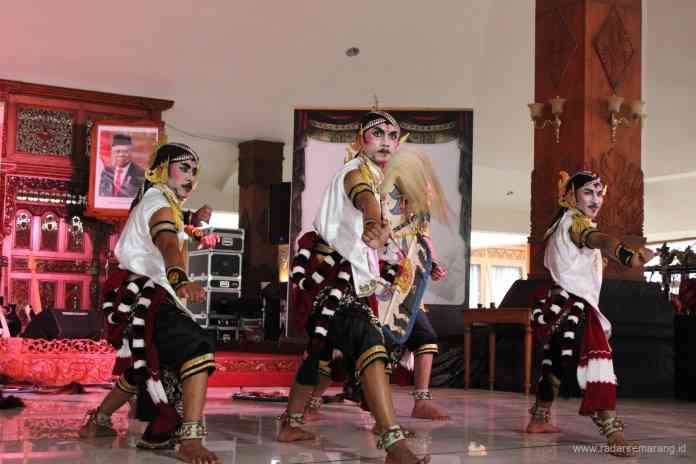 Penampilan kuda lumping Sanggar Wahyu Eko Budoyo dari Kabupaten Temanggung di arena pentas Panggung Kahanan di Pendopo Pengabdian Wali Kota Magelang, Rabu (28/4/2021) sore. (Puput Puspitasari/Jawa Pos Radar Semarang)