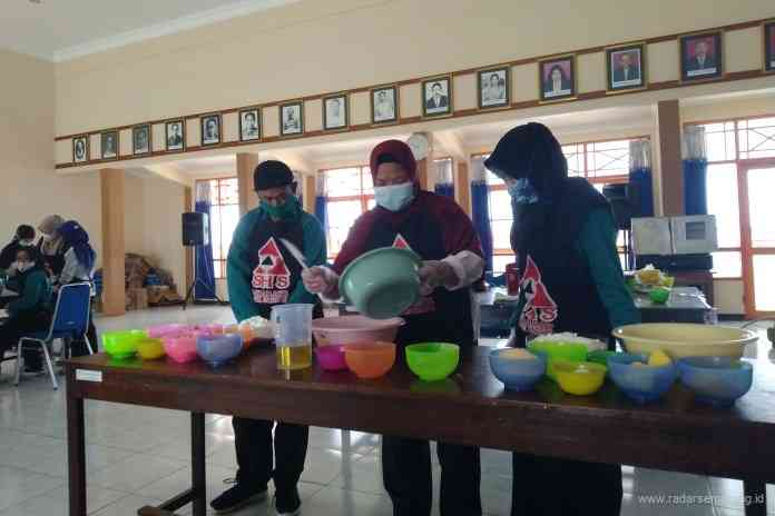 Para penyandang disabilitas dari  BBRSPDI Kartini Temanggung sedang membuat kue lebaran untuk dijual. (Ananta Erlangga Musa / Jawa Pos Radar Semarang)