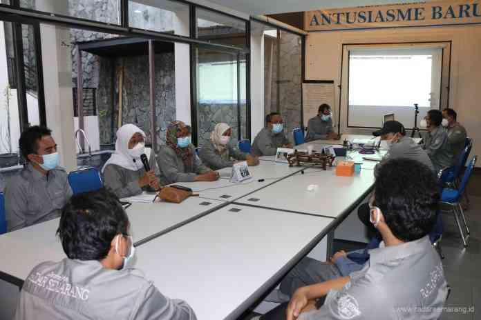 Redaktur Pelaksana Jawa Pos Radar Semarang, Ida Nor Layla mengajak kru wartawan dan para pegawai untuk memantapkan niat, senantiasa bersalawat dan membaca fatihah untuk orang tua. (NUR CHAMIM/JAWA POS RADAR SEMARANG)