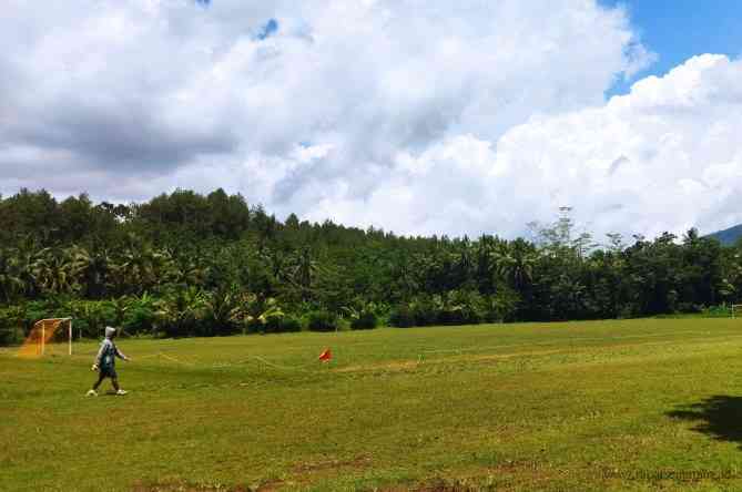 Seorang warga tengah berolahraga di Lapangan Kujon, Rabu (31/3/2021). Lapangan ini kabarnya akan menjadi relokasi pedagang. (Riri Rahayu/Jawa Pos Radar Semarang)