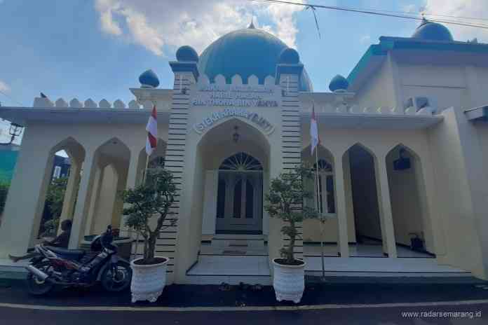 Makam Mbah Kramat Jati atau Habib Hasan bin Yahya ini terletak di Jalan Taman Duku Kelurahan Lamper Kidul Kecamatan Semarang Selatan Kota Semarang. (TITIS/JAWA POS RADAR SEMARANG)