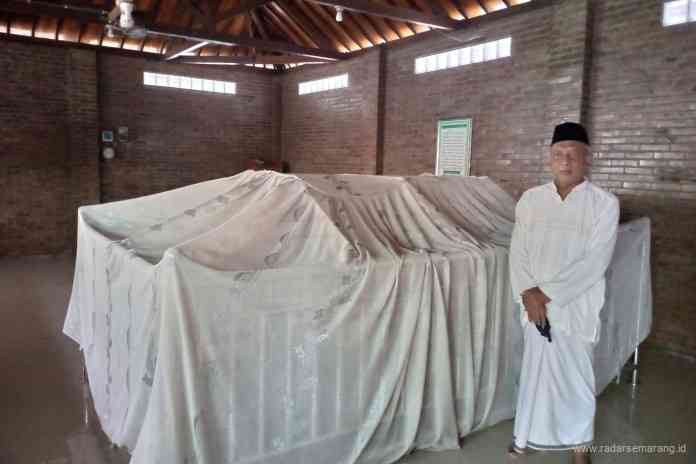 Takmir Masjid Agung Kendal, Masruh, di sampingi Makam Wali Joko mengungkapkan silsilah Wali Joko yang masih keturunan Raja Brawijaya V, Rabu (14/4/2021). (PUTRI ISNAYNI/JAWA POS RADAR SEMARANG)