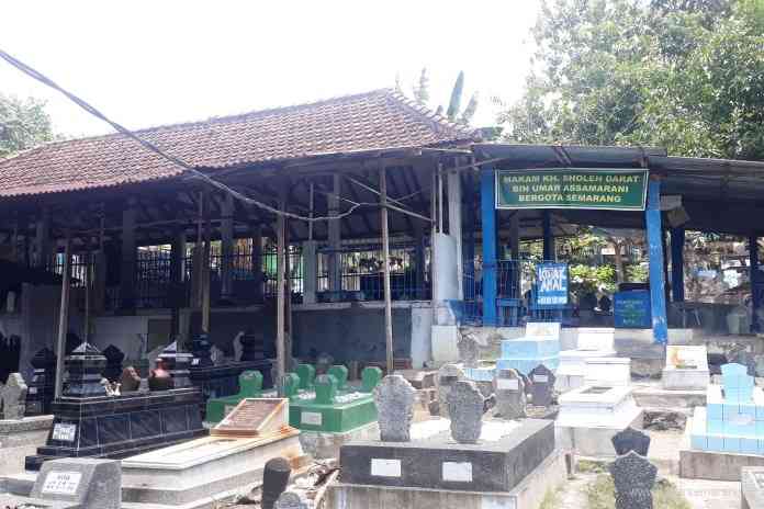 Makam Mbah Sholeh Darat di tengah TPU Bergota Kota Semarang ini dikelilingi makam keluarga lainnya yang diseragamkan dengan cat putih. (JOKO SUSANTO/JAWA POS RADAR SEMARANG)