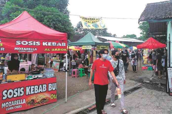Suasana Pasar Ngabuburit Rindam Magelang Selasa (27/4/2021). (ROFIK SYARIF G P/JAWA POS RADAR SEMARANG)