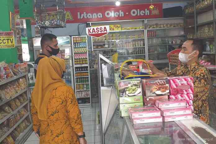 Toko oleh-oleh Endang Jaya ikut terdampak pandemi. Namun kini mulai bangkit lagi. (ROFIK SYARIF G P/JAWA POS RADAR SEMARANG)