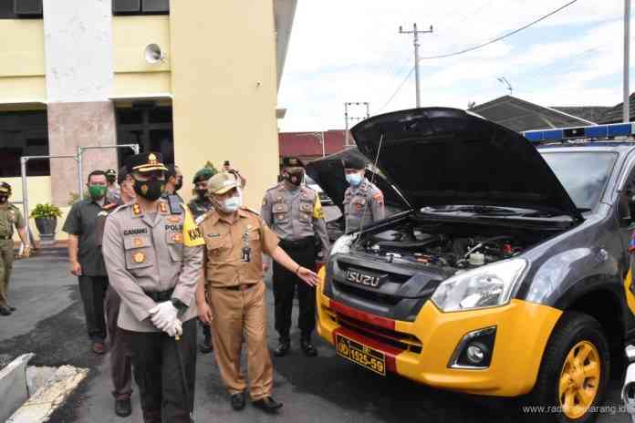 Kapolres Wonosobo AKBP Ganang Nugroho Widhi bersama Wakil Bupati Muhammad Albar mengecek kendaraan usai apel bersama operasi keselamatan lalu lintas. (Istimewa)