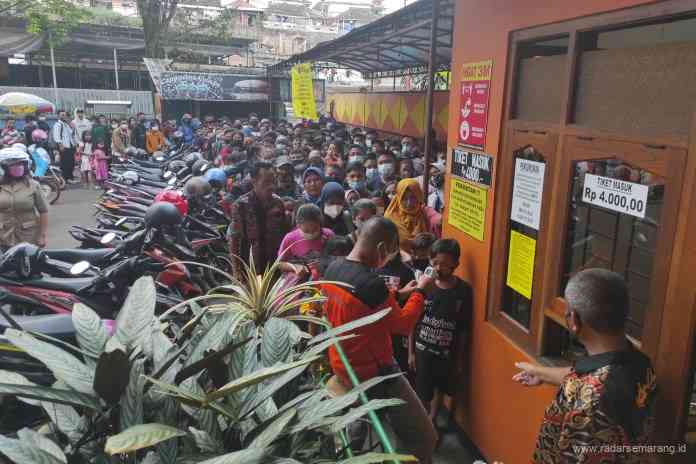 Warga berjubel untuk antre masuk di pemandian Kalitaman Salatiga (12/4/2021). (Dhinar Sasongko/Jawa Pos Radar Semarang)