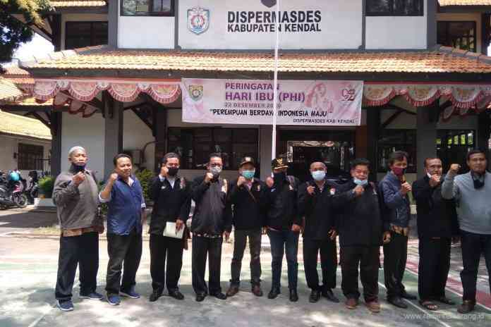 Pengurus Paguyuban BPD Kendal berfoto bersama saat melakukan audiensi di Dispermasdes Kendal. (BUDI SETIYAWAN/JAWA POS RADAR SEMARANG)
