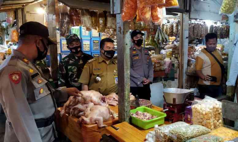 Sejumlah Forkopimca Kertek beserta tim medis dari Puskesmas Kertek mengadakan sidak ke Pasar Kertek. (Istimewa)