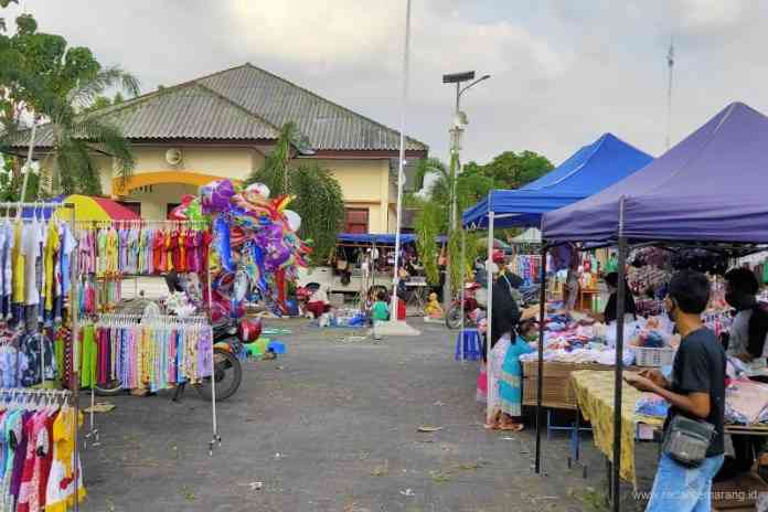 Selama Ramadan di halaman Kantor Kecamaran Ngampel digelar Pasar Rakyat setiap sore. (BUDI SETIYAWAN/JAWA POS RADAR SEMARANG)