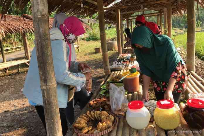 Warga Kalongan, Ungaran Timur, mulai berjualan di Pasar Sawahan selama bulan Ramadan Kamis (15/4/2021). (Maria Novena/Jawa Pos Radar Semarang)