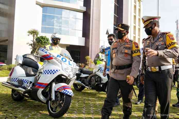 Kapolda Jateng Irjen Pol Ahmad Luthfi saat  Apel Gelar Pasukan Operasi Keselamatan Lalu Lintas Candi 2021 di halaman Mapolda Jateng, Senin (12/4/2021). (M HARIYANTO/JAWA POS RADAR SEMARANG)