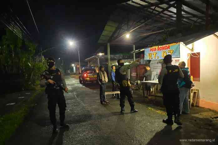 Sejumlah petugas kepolisian tengah melakukan patroli wilayah di sekitaran kota Wonosobo. (Istimewa)