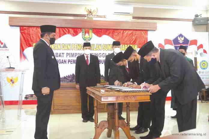 Bupati Zaenal Arifin melantik tiga pejabat pimpinan tinggi pratama di lingkungan Pemkab Magelang kemarin (1/4/2021). (Istimewa)