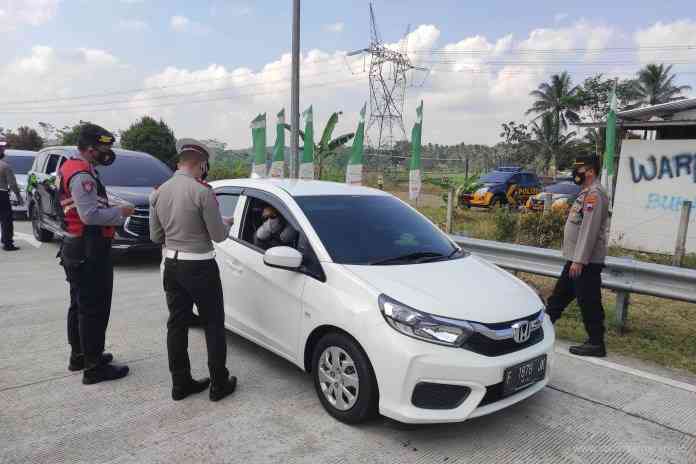 Polres dan TNI menggelar penyekatan di pintu tol Tingkir. (Dhinar Sasongko/Jawa Pos Radar Semarang)