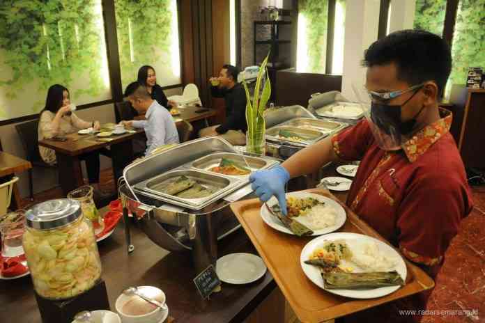 Ikan Pepes Dori Kemangi salah satu menu andalan saat berbuka puasa di Gandarusa Resto Hotel Andelir Jl Atmodirono I Semarang. (Istimewa)