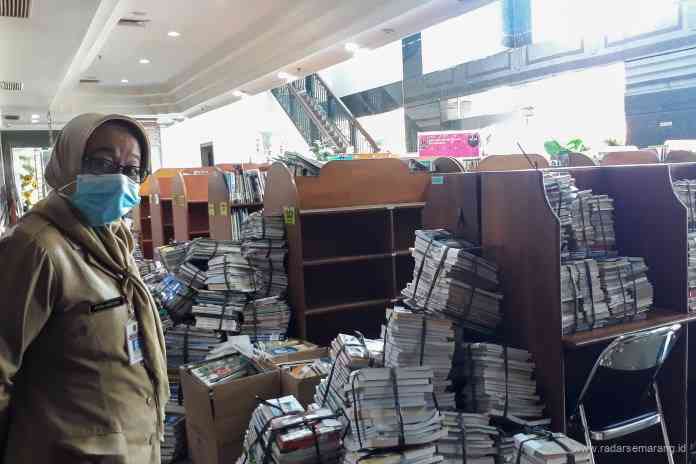 Buku-buku di kantor Perpustakaan Kota Semarang siap dipindah ke lokasi baru di Tembalang. (Kemuning Dian Safitri/Jawa Pos Radar Semarang)