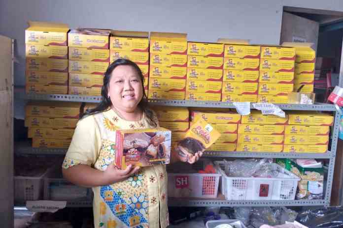 Sipora Aning Prasetyowati, pemilik usaha Tahu Petis Bu Aning menunjukkan tahu petis yang di-vacuum untuk dikirim keluar negeri. (PUTRI ISNAYNI/JAWA POS RADAR SEMARANG)